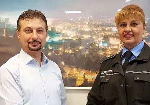 O angajată a Poliției Locale din Hunedoara a găsit 17.000 de lei uitați de un pensionar într-un bancomat