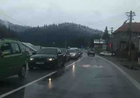 Drumul către casă, un coșmar pentru șoferi. După distracția de Paște, traficul pe șosele a fost sufocat de numărul mare de mașini
