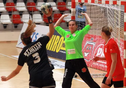 Derby-ul de handbal pentru promovare Dinamo - Rapid a fost câștigat de gazde, dar giuleștencele merg mai departe