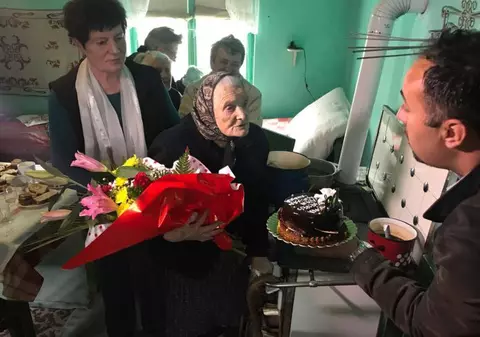 O bătrână din Buzău a sărbătorit 103 ani. Povestea emoționantă a doamnei Anna