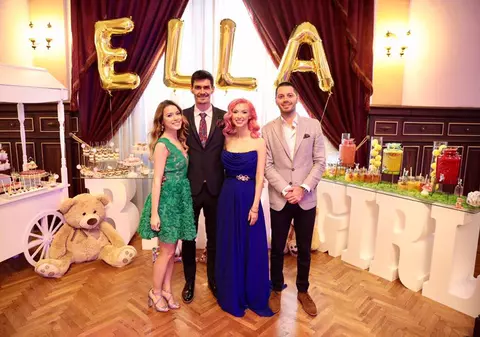 Andreea Bălan și George Burcea, alături de nașii fetiței lor. Ce ce s-au delectat cei prezenți la botezul Ellei.  Imagini nemaivăzute de la Palat