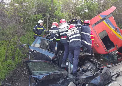 UPDATE | Județul Olt: Șoferul TIR-ului care a provocat accidentul avea permisul suspendat de trei ore, circula cu anvelope reșapate și nu respectase timpii de odihnă