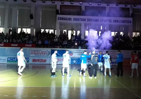 Semifinalele Ligii Naționale masculine de handbal. Meciul Dobrogea Sud - Dinamo, câștigat de gazde, fost întrerupt din cauza incidentelor produse la Constanța de fanii oaspeților! | VIDEO