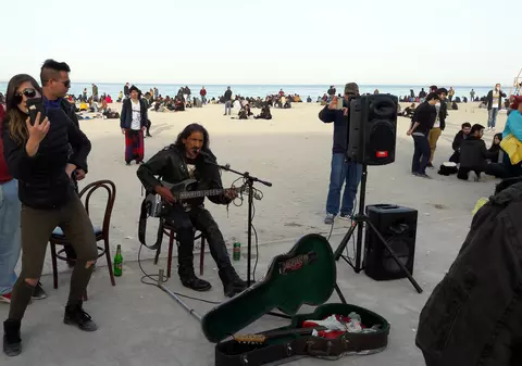 EXCLUSIV. Vama Veche s-a înnoit, iar noua haină e urâtă. Peste 10.000 de suflete au pus egal între distracție și alcoolizare