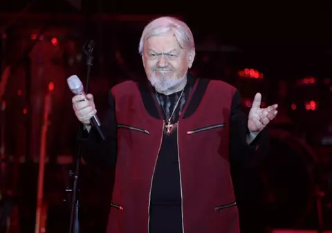 Cel mai mai vârstnic solist român în activitate, Alexandru Jula împlinește astăzi 83 de ani!