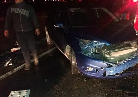 Accident violent, provocat de un polițist în Brăila care circula cu farurile stinse. Un copil și mama lui însărcinată cu gemeni, în mașina distrusă