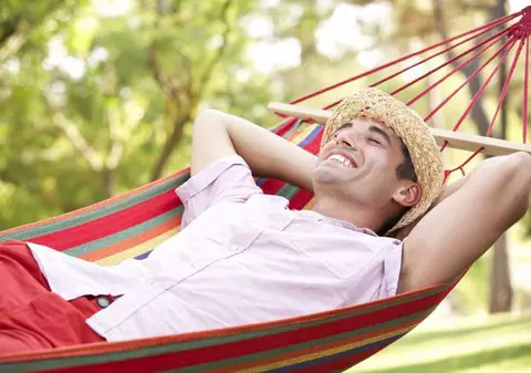 Cei mai comozi bărbați din zodiac. Nu ridică un deget dacă nu au ceva de câștigat!