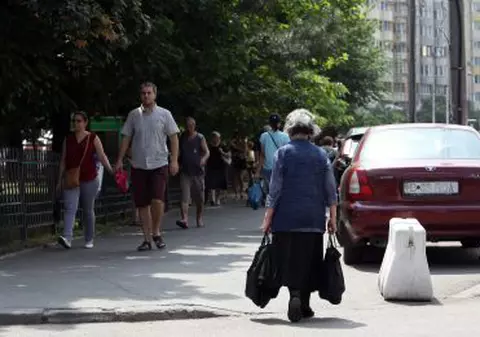 LIBERTATEA TE AJUTĂ: Mai mulți comercianți ambulanţi au ocupat trotuarul. Poliția nu face nimic. Cui să ne adresăm?