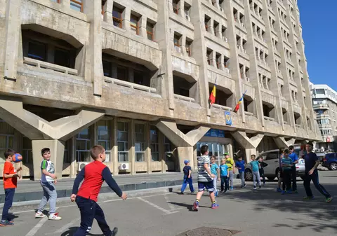 Activitatea sportivă de la CSM Ploieşti, în blocaj total! Sportivii ploieșteni se antrenează în fața Primăriei! FOTO