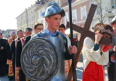 Drumul Crucii a fost refăcut la Cluj. Peste 100 de enoriași greco-catolici au participat la procesiune