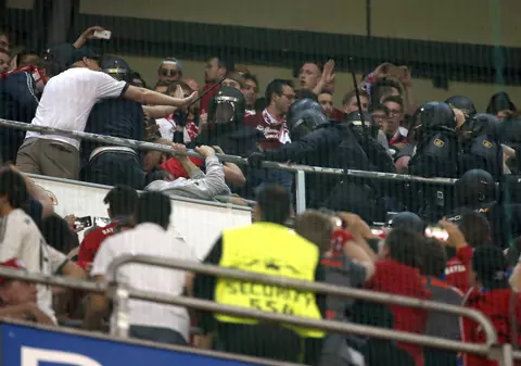 Fanii lui Bayern Munchen au fost bătuți de polițiști cu bastoane pe ”Santiago Bernabeu” | GALERIE FOTO
