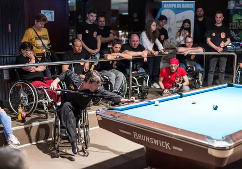 Meci istoric la competiția națională de biliard în scaun rulant: Henrik Larsson, de șase ori campion mondial, vs campioana noastră, Sonia Simionov / FOTO