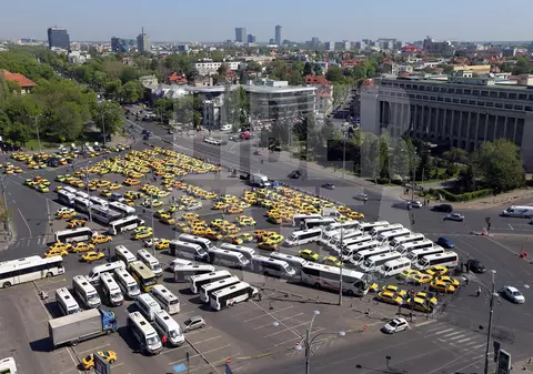 Taximetriștii dau în judecată companiile care au dezvoltat aplicațiile de taxi Star și Clever