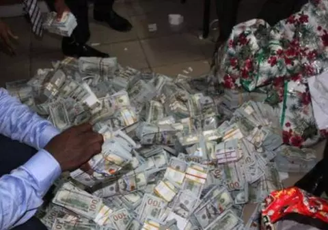 Aproximativ 43 de milioane de dolari au fost găsiți într-un apartament din Nigeria