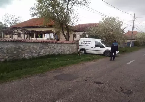 O bătrână a fost găsită moartă pe prispa casei în Gorj. Ipoteza unei crime îi înspăimântă pe săteni