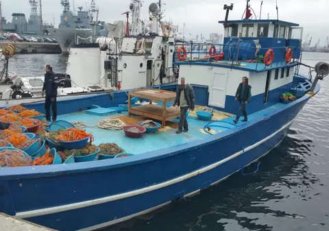 Braconieri turci, prinși cu focuri de armă de Poliția de Frontieră română în timp ce pescuiau ilegal în Marea Neagră