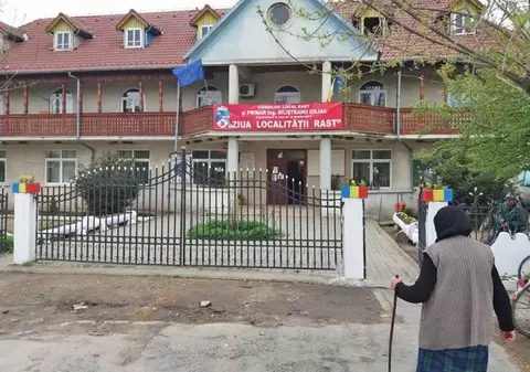 Rast, comuna din Dolj unde tricolorul e vopsit pe toți stâlpii. Urbea se pregătește de sărbătoare