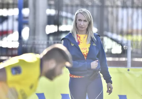 Blonda de la rugby! La naționala Under-20 a României activează frumoasa Andreea Delean, o antrenoare supersexy! GALERIE FOTO
