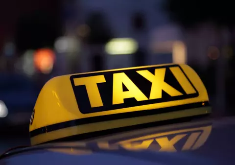 Taximetrist tăiat la gât de un client în Timișoara. Agresorul a fost găsit sub o mașină