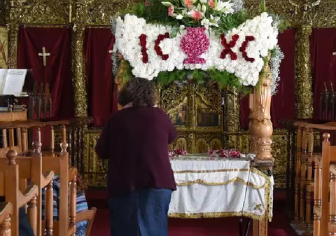 Trecerea pe sub masă în Vinerea Neagră este obligatorie pentru un bun creștin