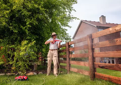 LIBERTATEA TE AJUTĂ: Un vecin s-a extins în curtea comună. E legal?