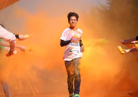 Aproape 10.000 de oameni au alergat la a patra ediție a crosului Color Run