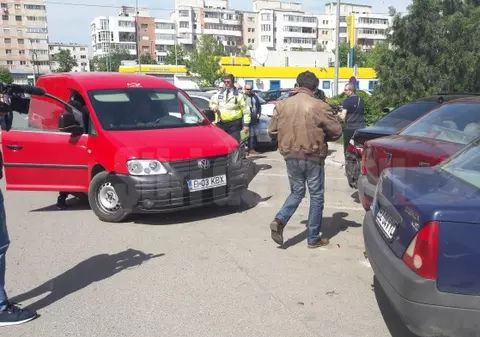 A lovit patru mașini dintr-un foc într-o parcare. Pățania unui șofer de la Poșta din Buzău