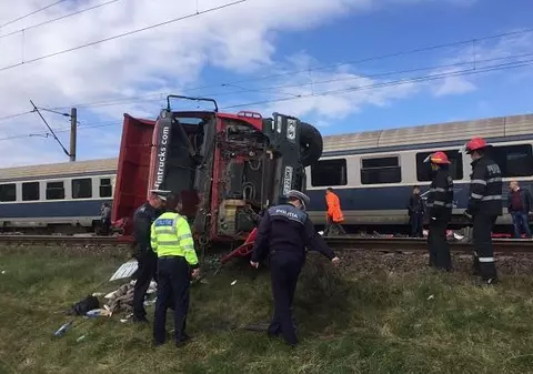Accident feroviar la Jucu. Un tren a lovit o basculantă