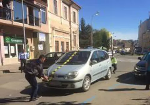Un bătrân de 70 de ani din Dej, șofer începător, a lovit pe trecerea de pietoni o femeie cu un copil în brațe | VIDEO