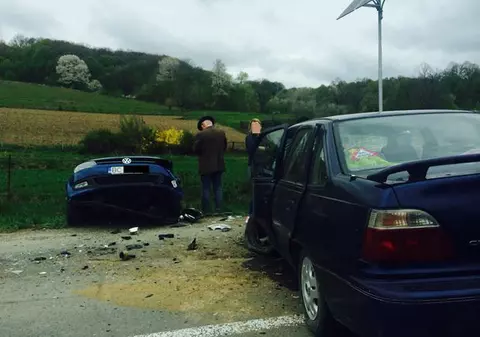 Accident în Bacău. Șapte persoane, printre care trei copii, au ajuns la spital