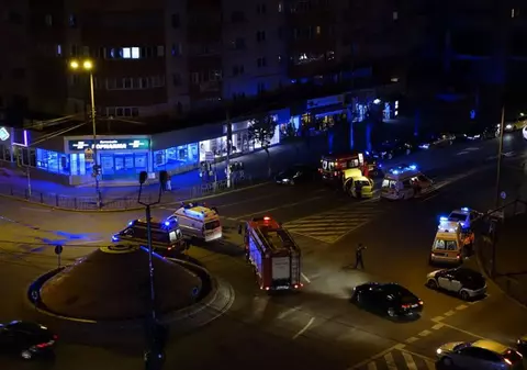 Trei bătrâni au fost răniţi după ce taximetrul în care se aflau a fost lovit de o ambulanţă