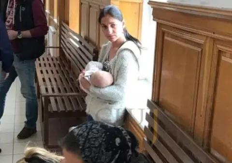 Și-a alăptat bebelușul înainte să fie dusă în arest. Scene dramatice la Judecătoria Cluj-Napoca