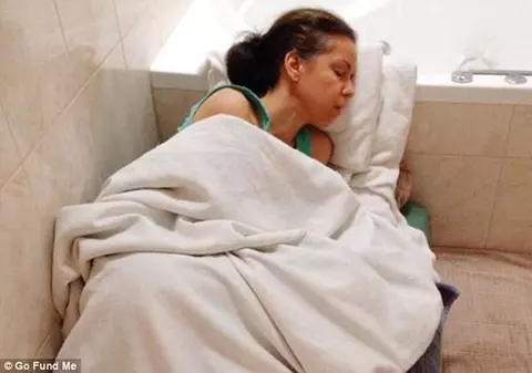 Este captivă în propria casă de 26 de ani din cauza faptului că este alergică la viața modernă. Boala i-a distrus întreaga viață
