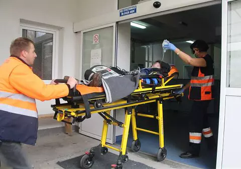 Echipaj al Ambulanței blocat în lift cu tot cu pacient