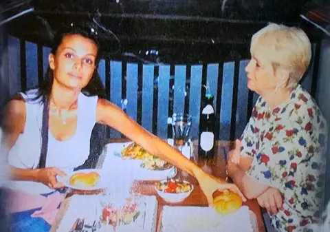 Anca Serea, singură în adolescență: ”Când aveam 16 ani mama a plecat la muncă în străinătate”