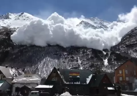 VIDEO | Avalanșă pe muntele Elbrus din munții Caucaz filmată de turiști