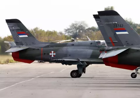 Avion militar prăbușit în Serbia. Doi piloți dați dispăruți