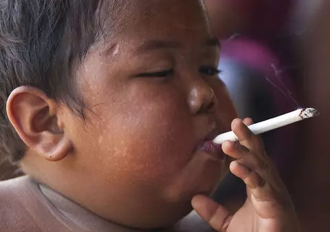 La vârsta de doi ani fuma 40 de țigări pe zi și era obez, iar acum este copil model