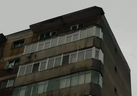 Balcon prăbușit de la etajul 10, într-un bloc din Berceni | FOTO