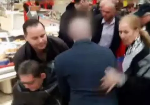 Bătaie pe cozonaci la Iași. Au stat cu orele la coadă ca să prindă un cozonac VIDEO