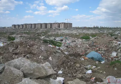 Cel mai poluat teren din București. ”Blocurile-fantomă” din sectorul 5 au născut 10 hectare de moloz