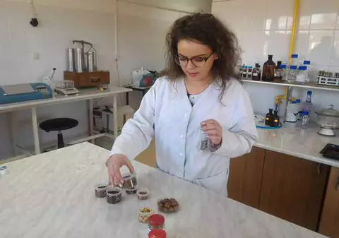 O studentă din Cluj surprinde la lucrarea de licență: pregătește cafea cu ghindă