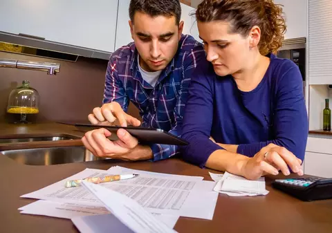 Câți bani din salariul românilor merge către stat. Ce plătești tu și ce plătește angajatorul