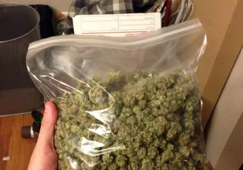 Nici în autoizolare nu a renunțat la traficul cu stupefiante. A fost prins în timp ce vindea cannabis prin gardul casei