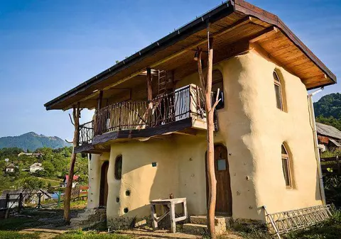 Și-au construit o casă din paie și pământ și vin în vacanță în inima Transilvaniei GALERIE FOTO