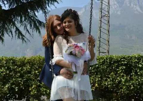 O româncă s-a căsătorit cu iubita sa. A fost prima căsătorie dintre două femei din provincia Brescia