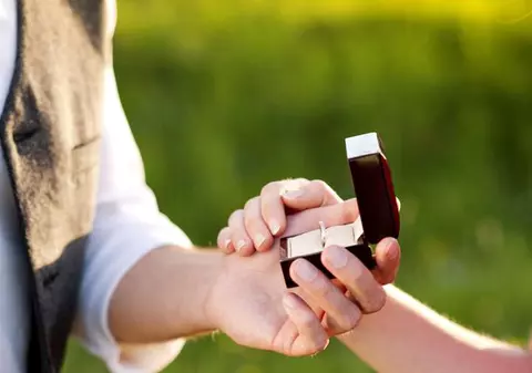 EXCLUSIV/ Se mărită cu refugiați pentru plata facturilor. Căsătoria de conveniență, cea mai nouă afacere a româncelor sărace