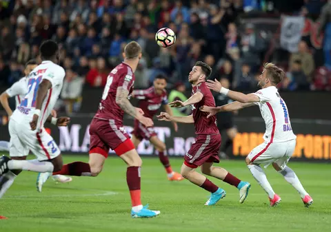 Incidente în timpul meciului CFR Cluj - FCSB. Bucureștenii au furat un steag al clujenilor și a început scandalul | VIDEO