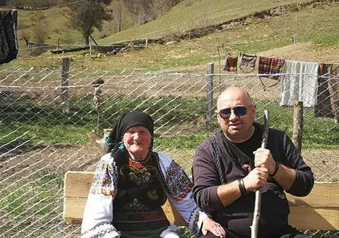 Chef Cătălin Scărlătescu a vizitat o păstrăvărie din Bistriţa-Năsăud