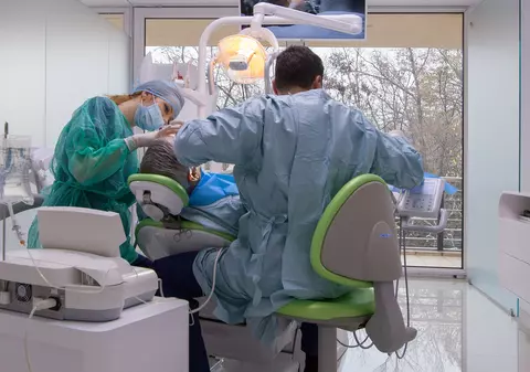 Laserul oprește căderea dinților, cauzată de parodontoză